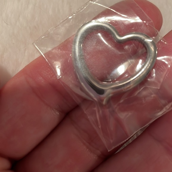 💥 $10 or 3 for $25💥 Silver colour heart pendent NWT - Picture 2 of 4